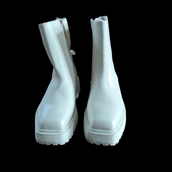 NEW! Larroude Size 8.5 Cream Leather Side Zipper Entry Boots - Picture 10 of 10